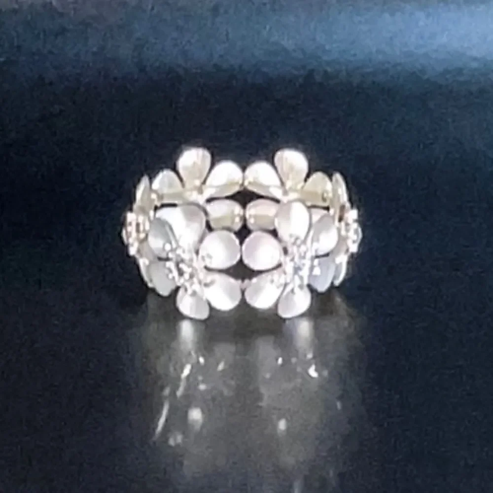 Beautiful Flower & Rhinestone Stretch Bracelet
